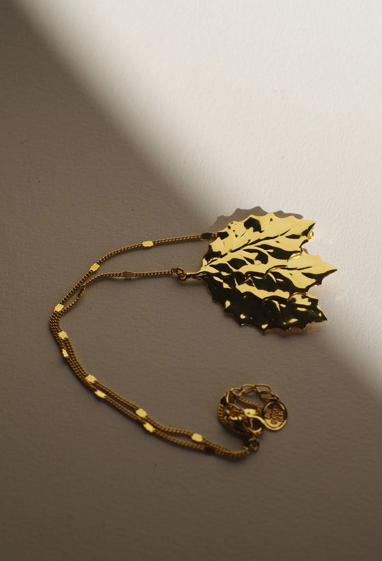 Collier Feuilles Austine Doré – Image 3