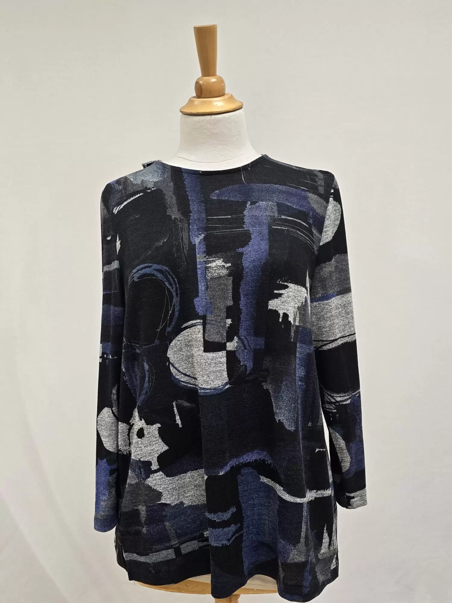 Chandail adapté style 2-3154 – Imprimé Noir et Gris – Image 3