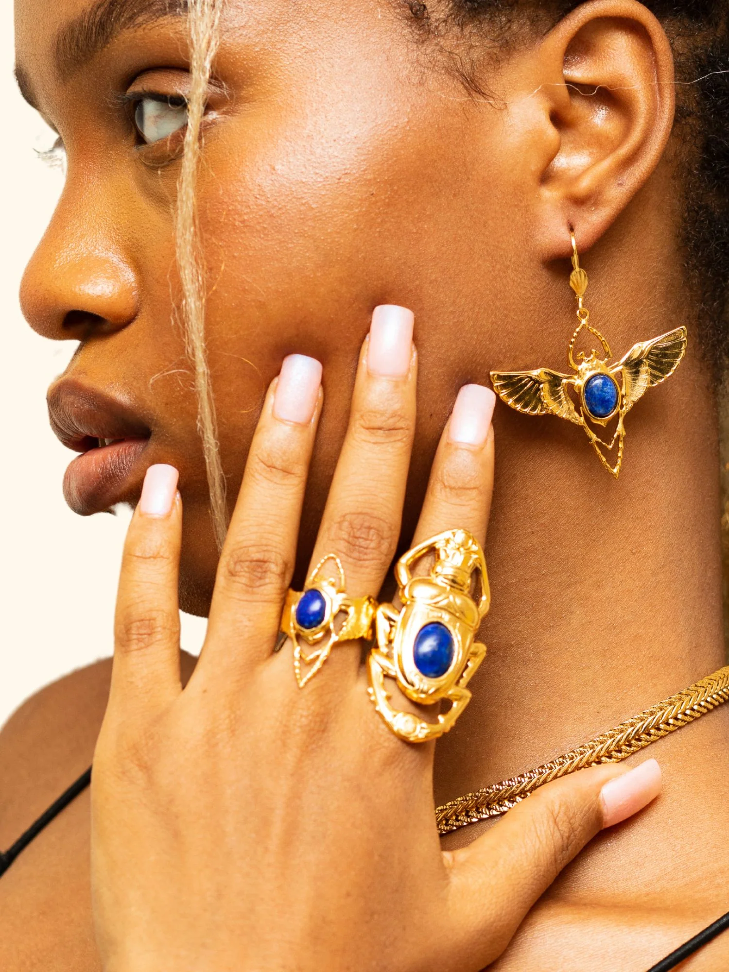 Boucles d'oreilles Beetle Dorées Lapis Lazuli Bleu – Image 2