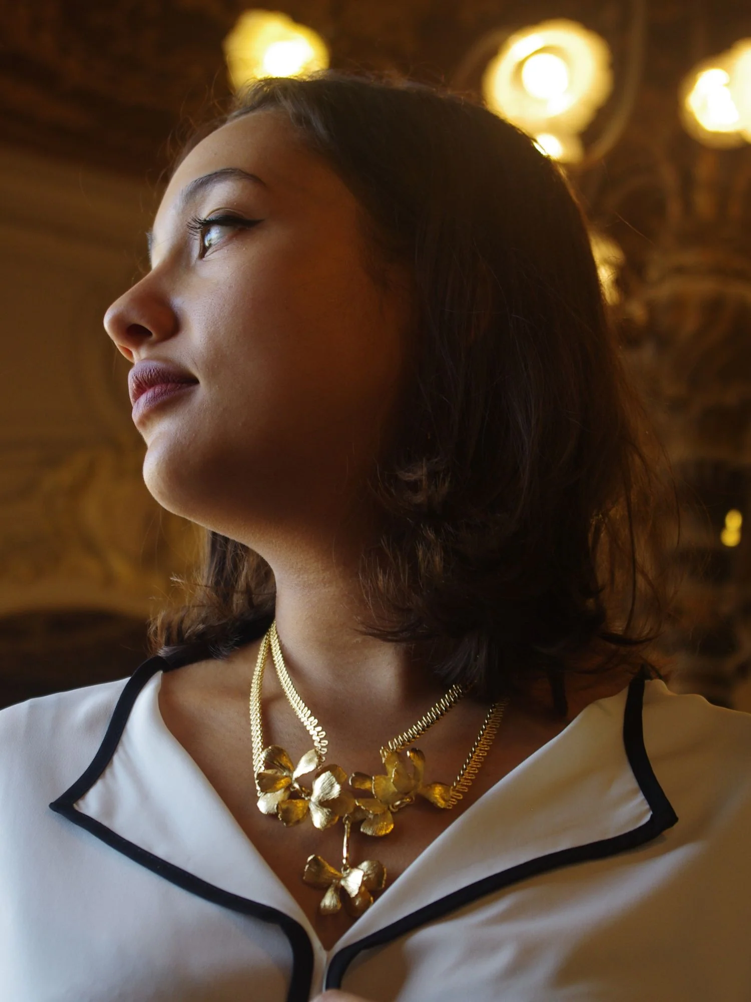 Collier fleurs Flora doré – Image 3