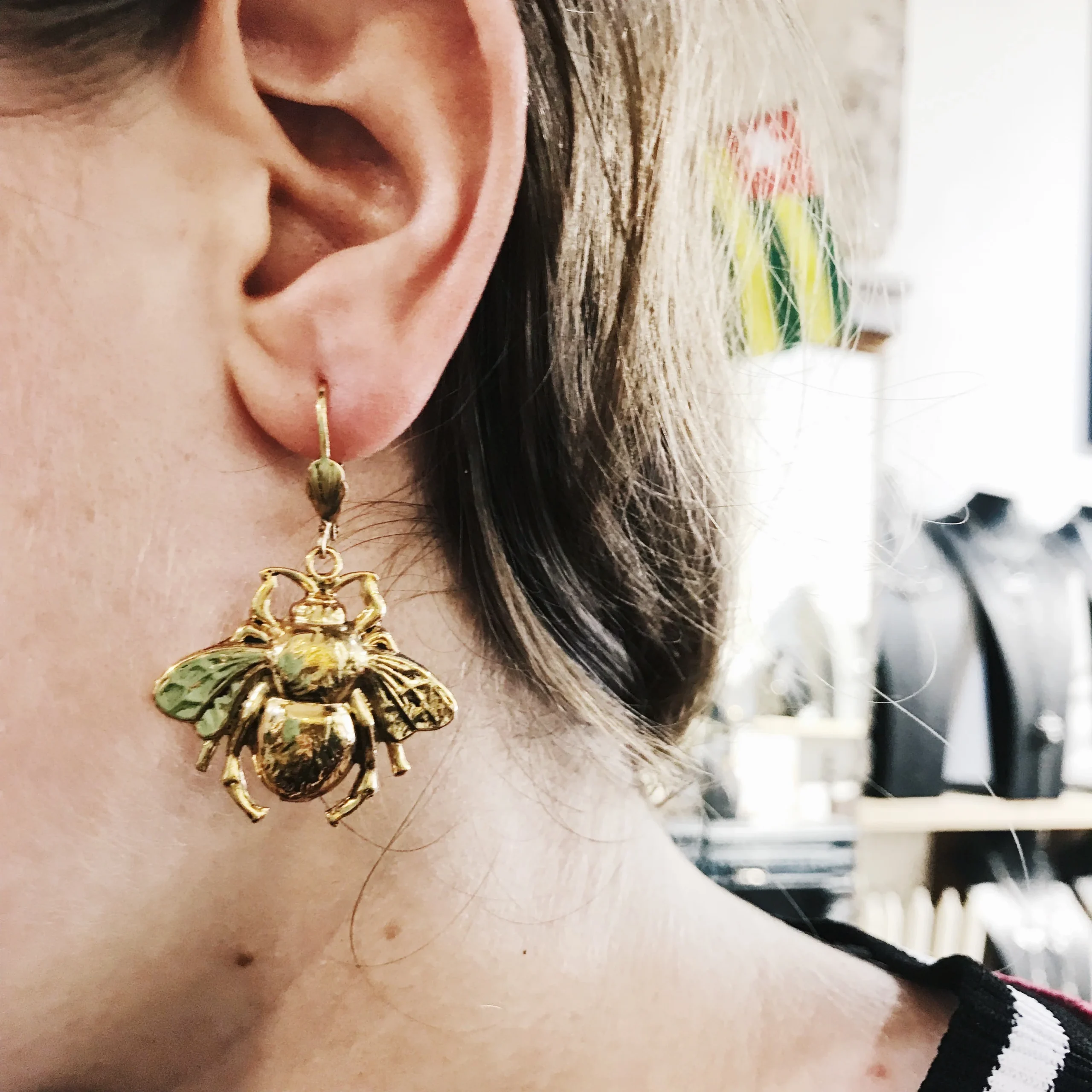 Boucles d'Oreilles Bee Dorées – Image 2