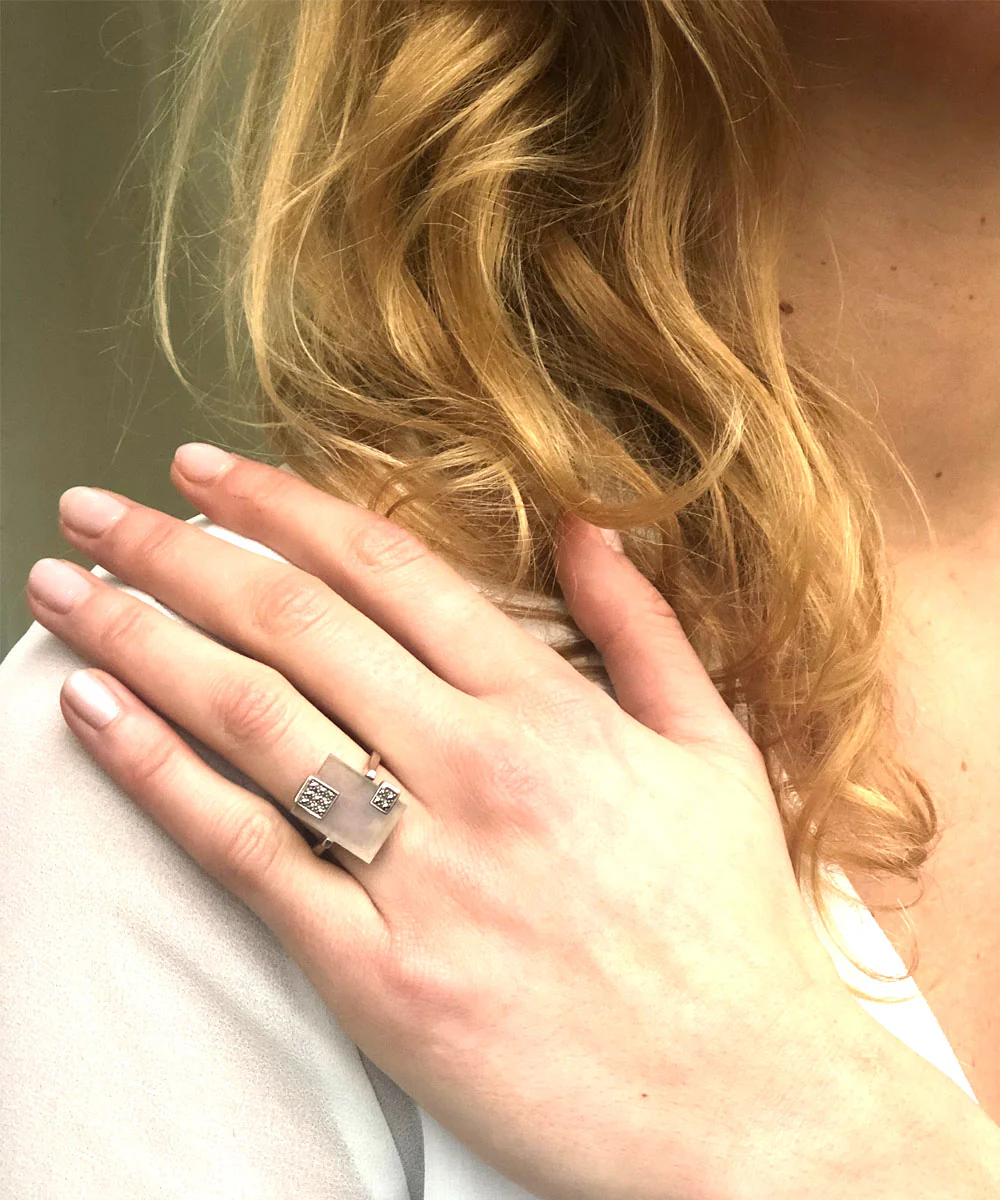 Bague quartz rose Mireille en argent et marcassites – Image 2