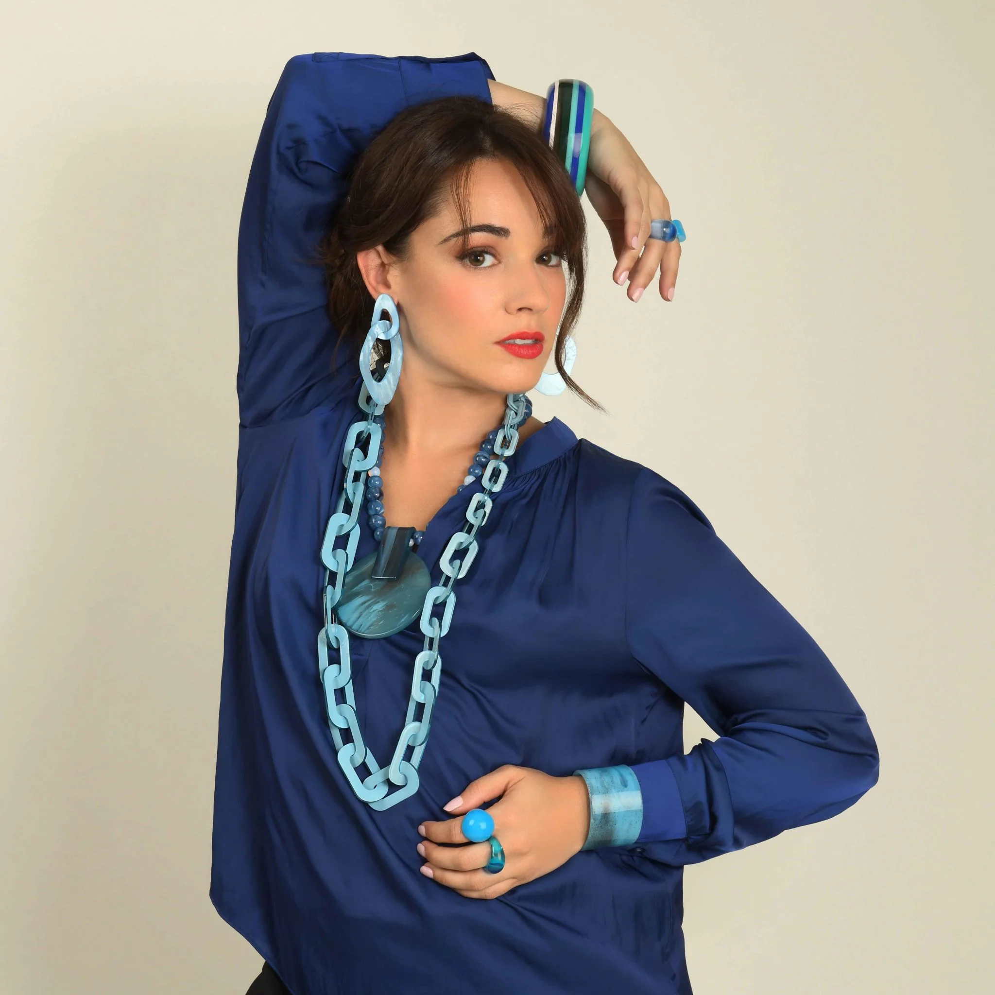 Bague Mina en Lucite bleue transparente – Image 4