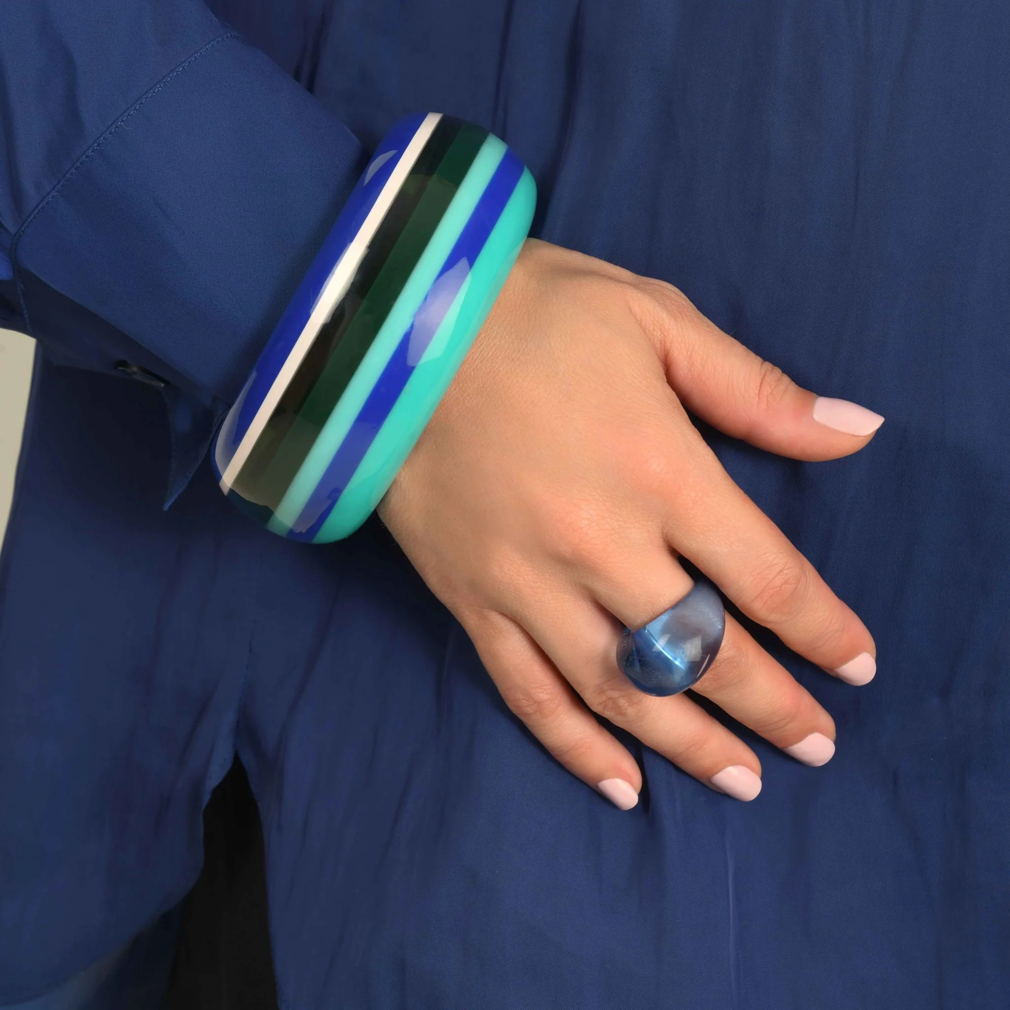 Bague Mina en Lucite bleue transparente – Image 3