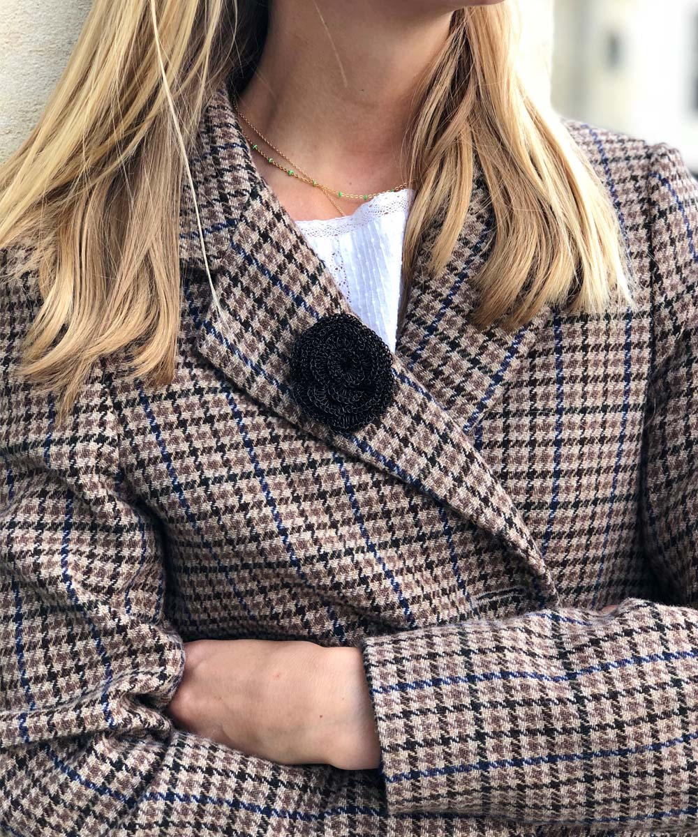 Broche Fleur crochetée - Noir - Betty Gabrielle – Image 2