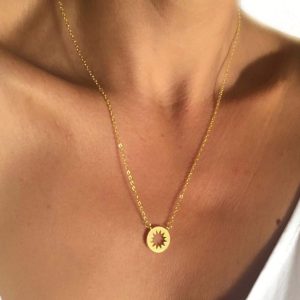 Collier en plaqué or avec pendentif soleil