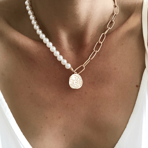 Collier perles et médaille