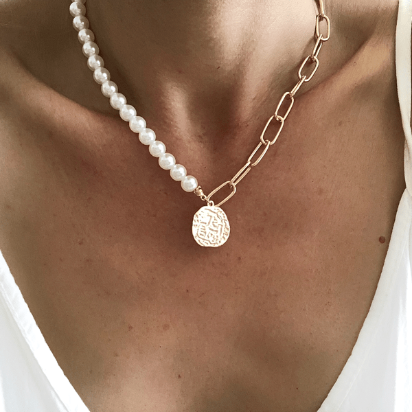 Collier perles et médaille