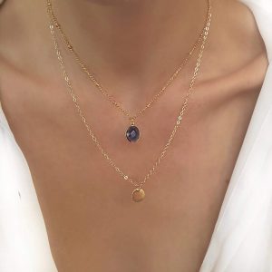 Collier tendance 2024 – médaille et pierre bleu
