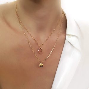 Collier tendance 2024 – médaille et pierre rose