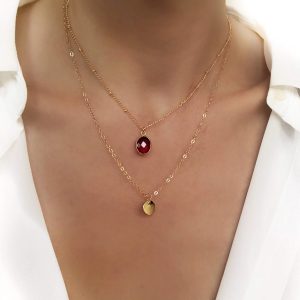 Collier tendance 2024 – médaille et pierre rouge