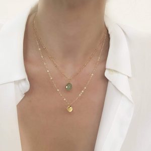 Collier tendance 2024- médaille et pierre verte