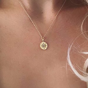 Collier tendance 2024 – pastille étoile strass