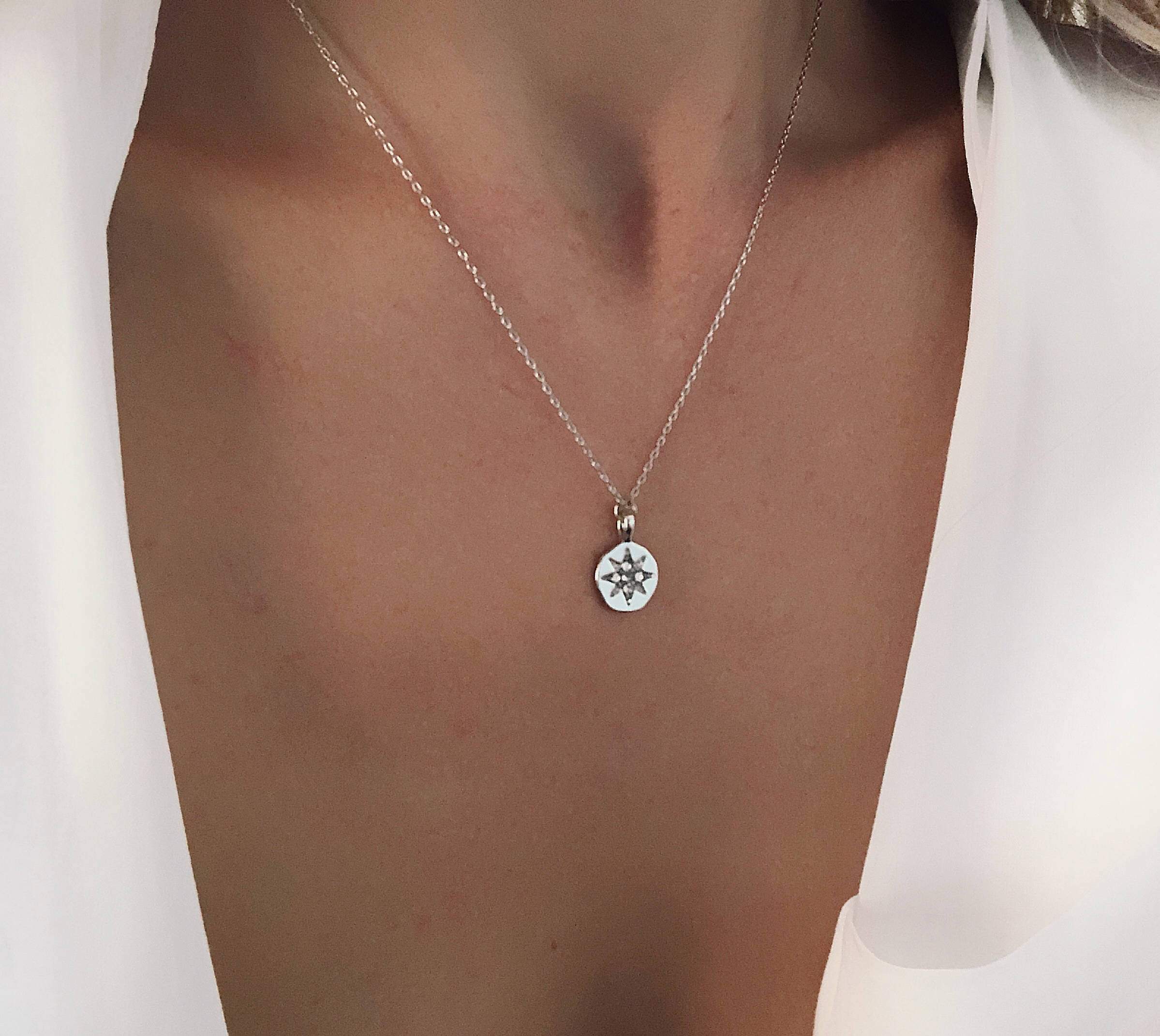 Collier tendance 2023 – pastille étoile strass argent