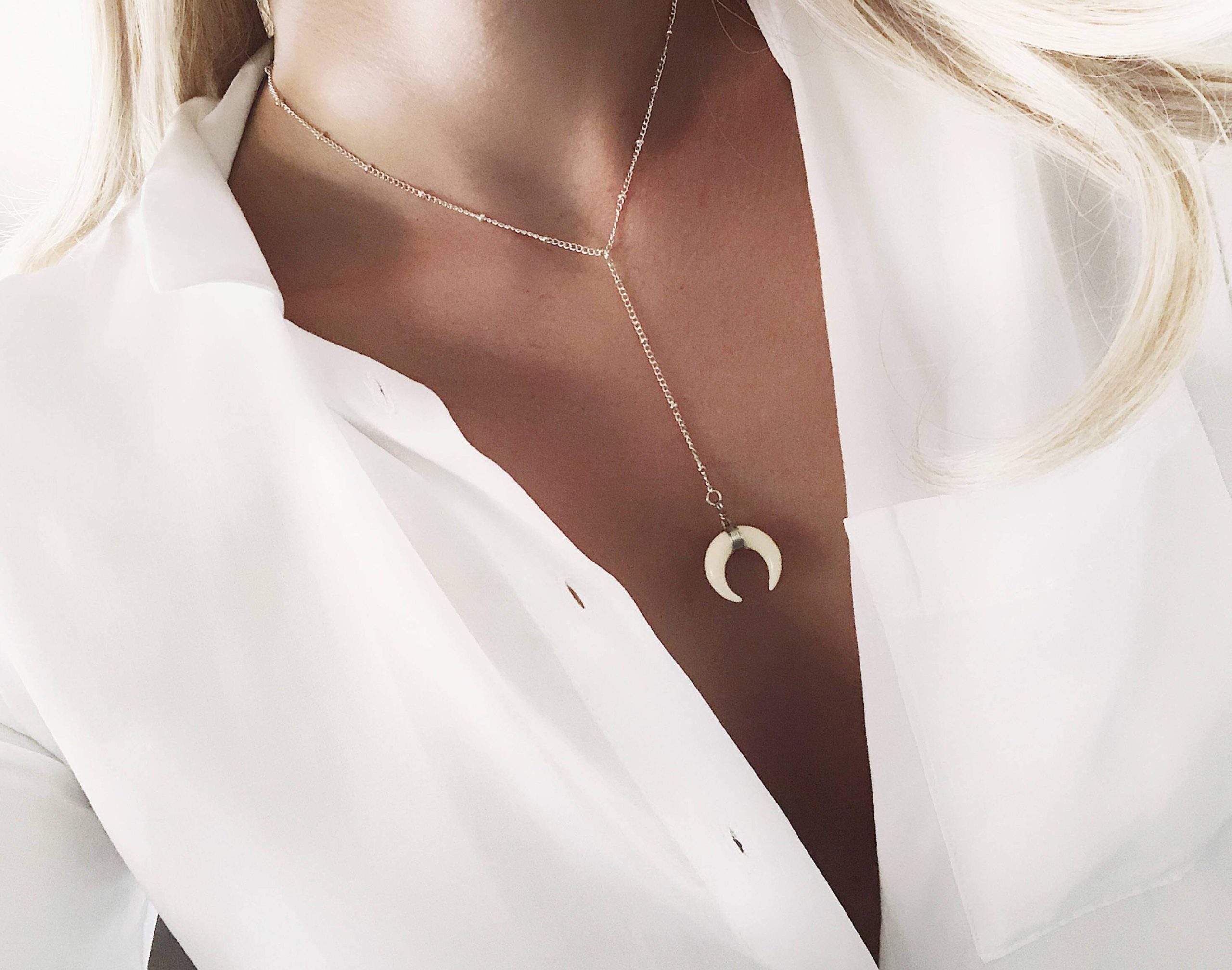 Collier tendance 2024 – pendentif corne blanc argent