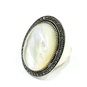 Grosse bague nacre ovale cabochon en argent et marcassites - Métron