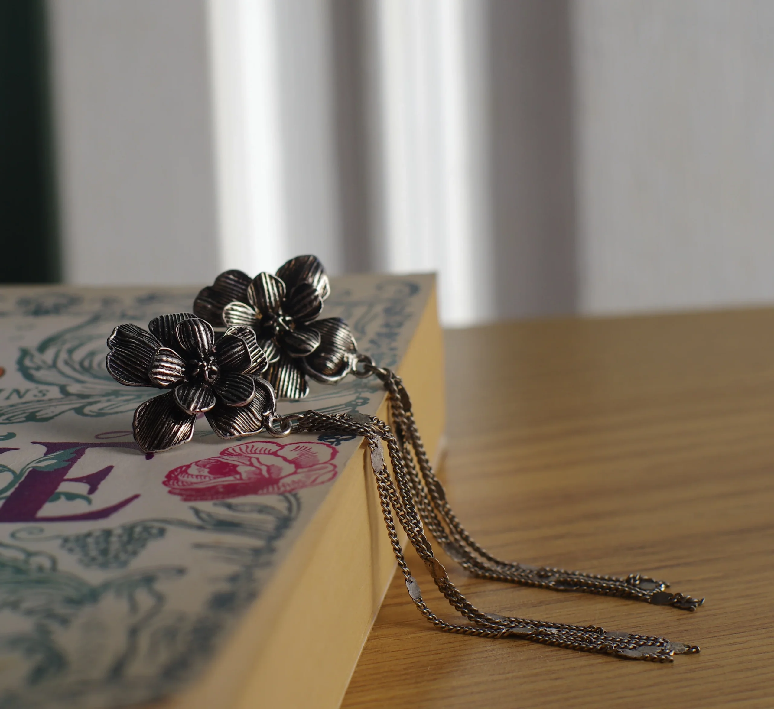 Boucles d’oreilles longues Lucia fleurs argentées – Image 2