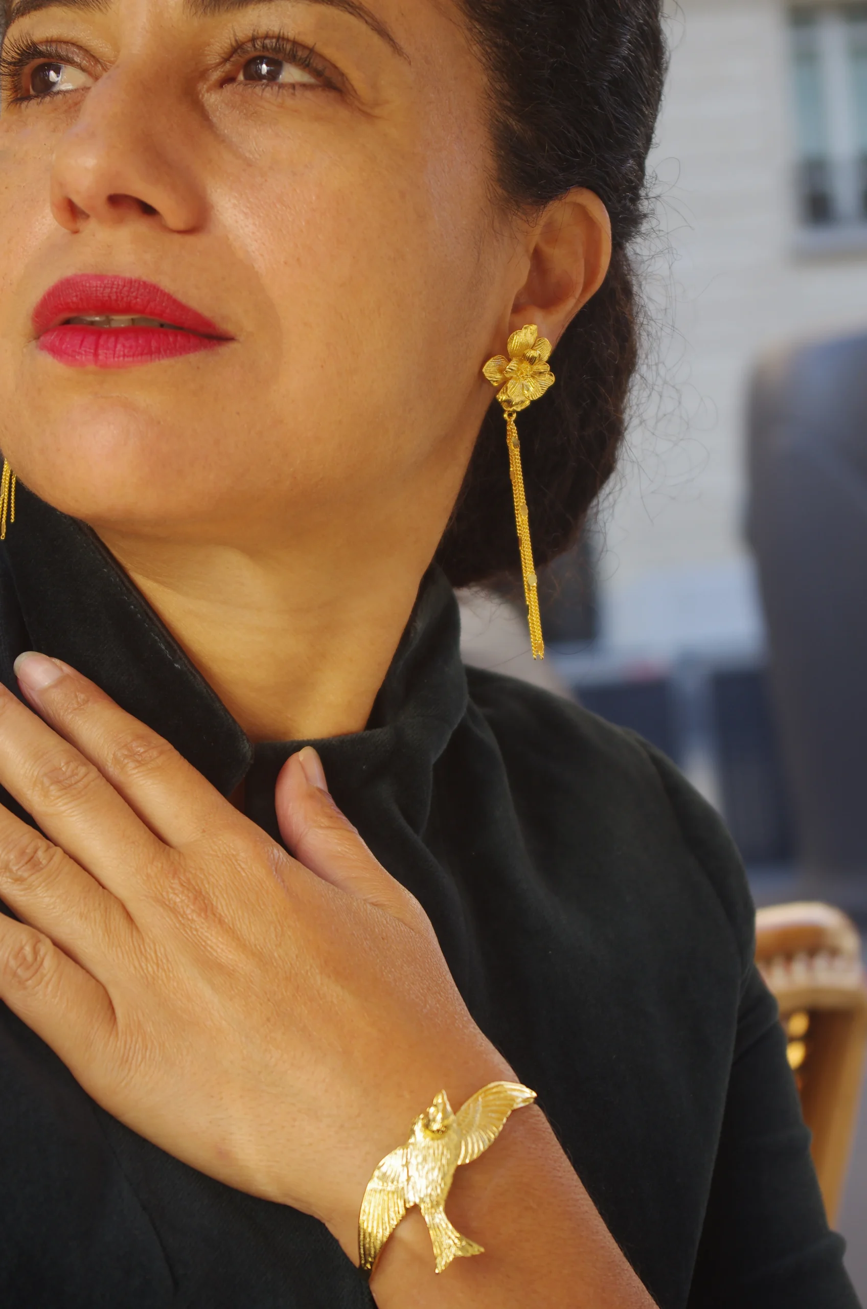 Boucles d’oreilles pendantes Lucia fleurs dorées – Image 2