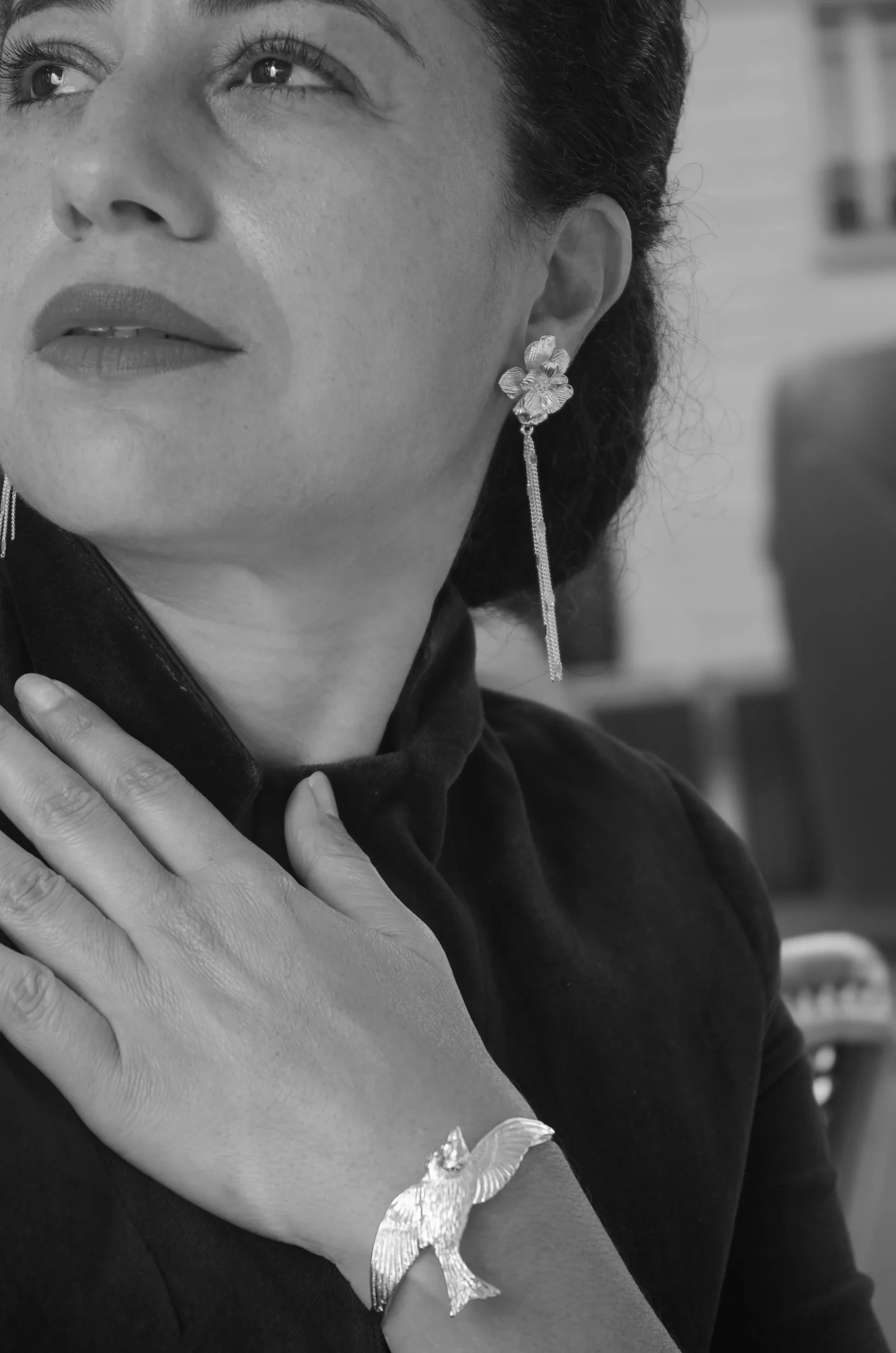 Boucles d’oreilles longues Lucia fleurs argentées – Image 3