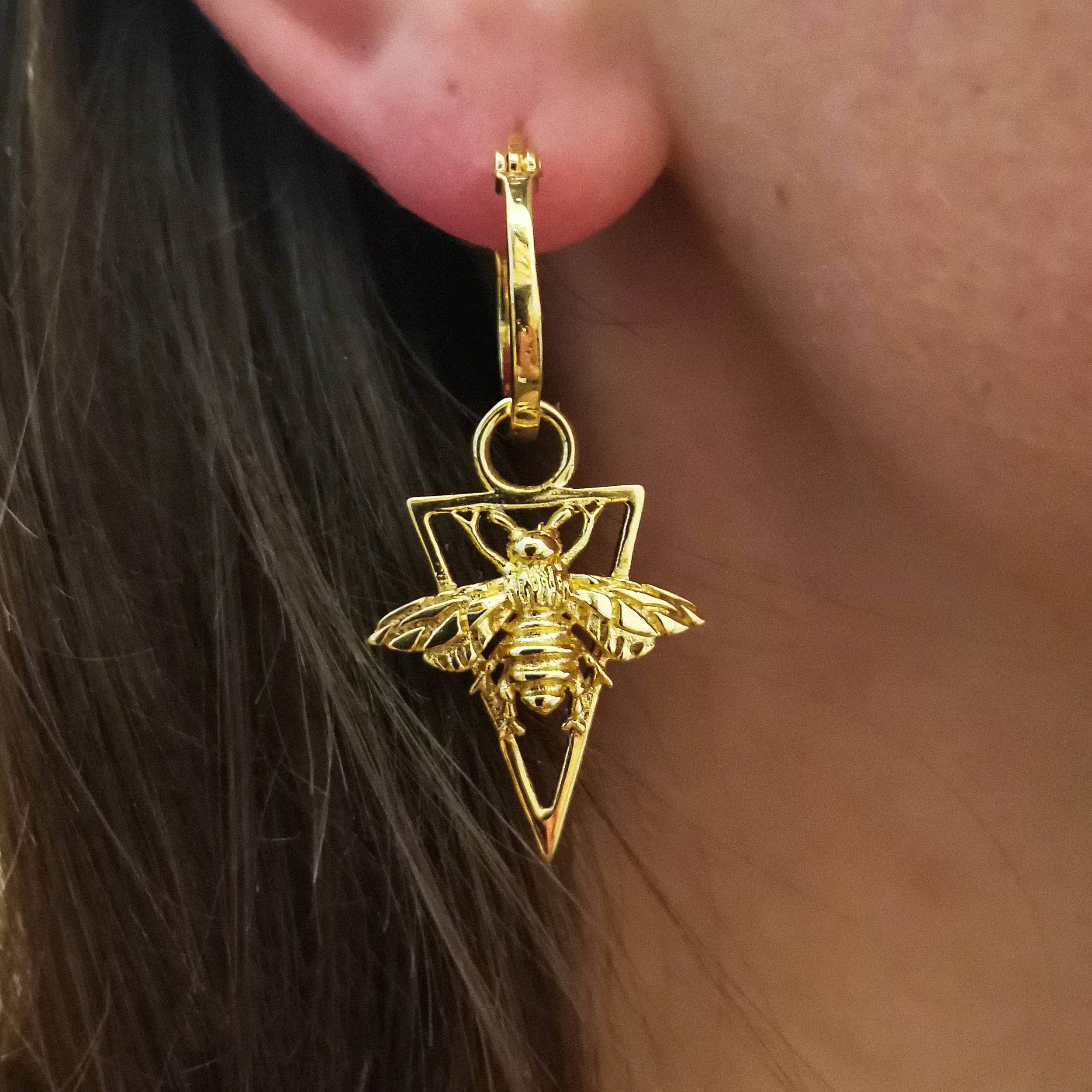 Boucles d'Oreilles Abeilles Pendantes Dorées – Image 2