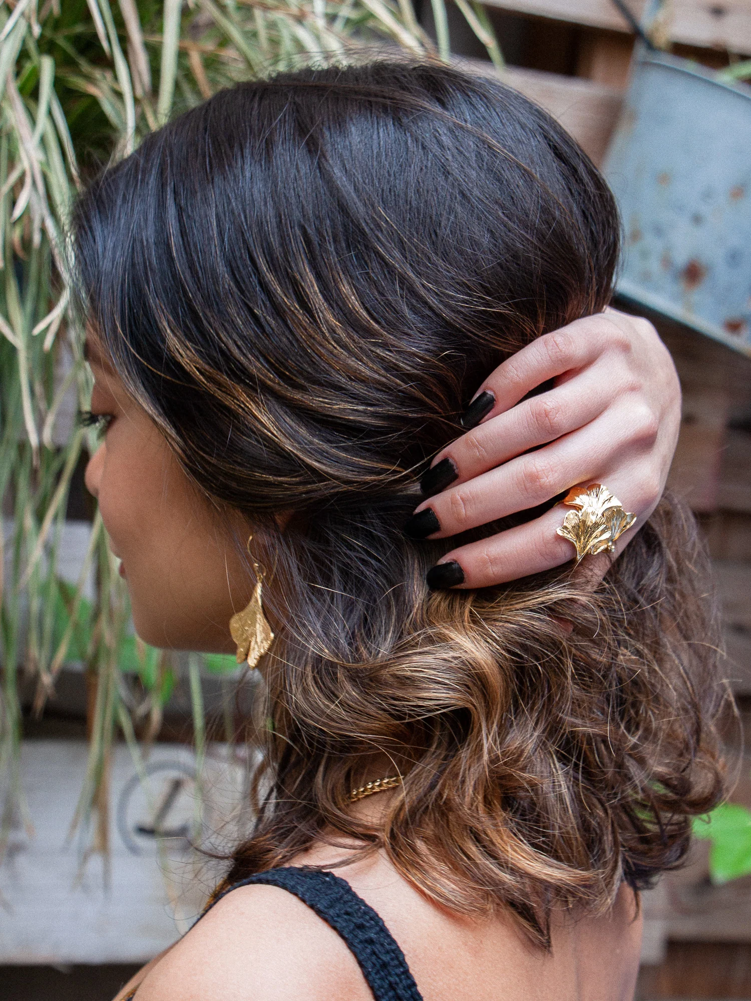 Boucles d'Oreilles Petite Feuille de Ginkgo Dorées – Image 3