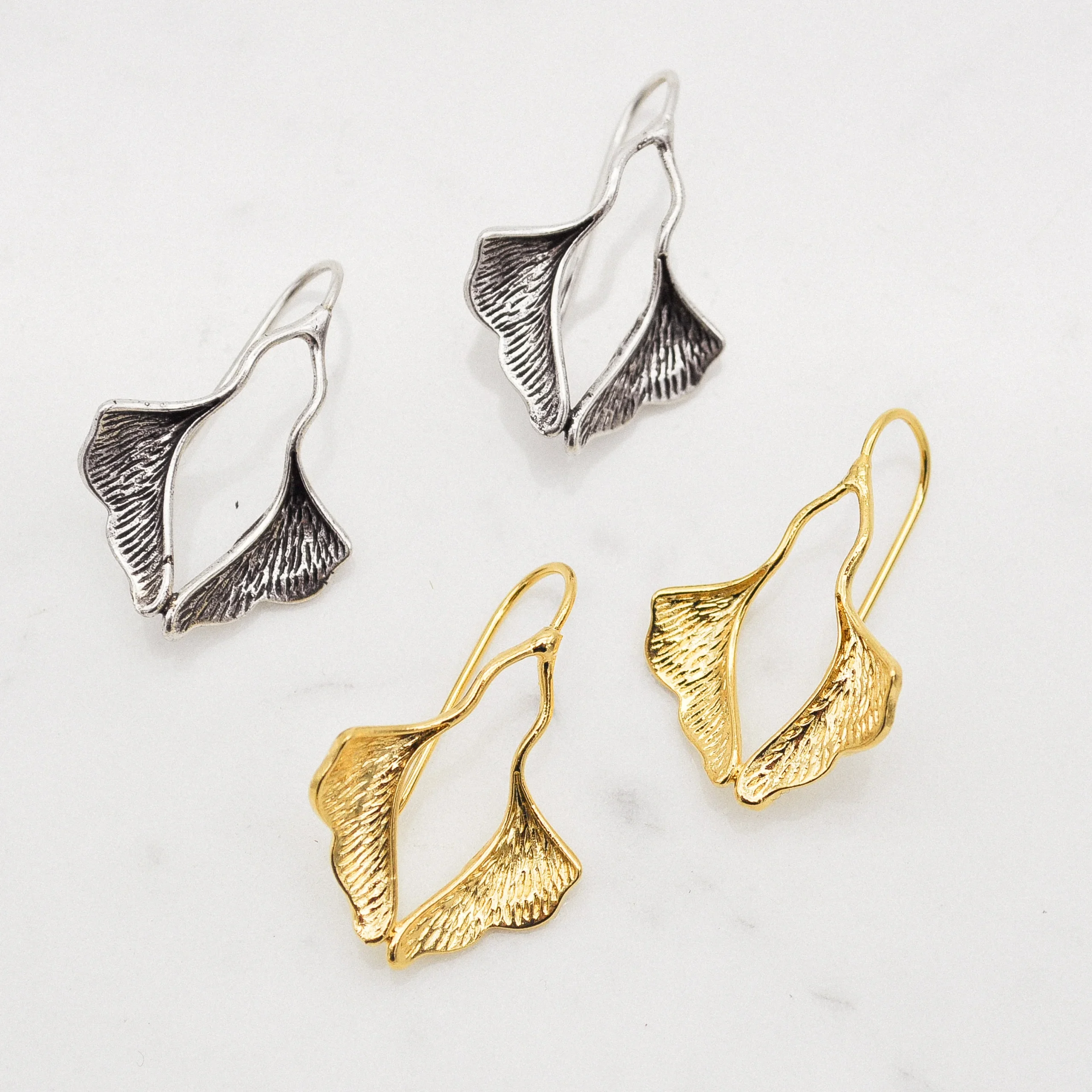 Boucles d'Oreilles Petit Ginkgo Dorées – Image 3