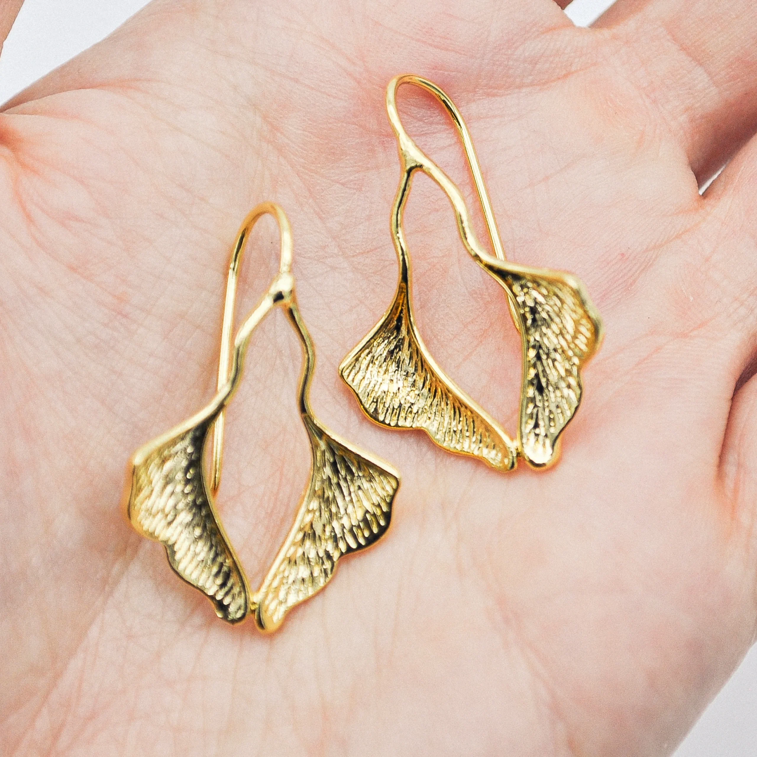 Boucles d'Oreilles Petit Ginkgo Dorées – Image 4