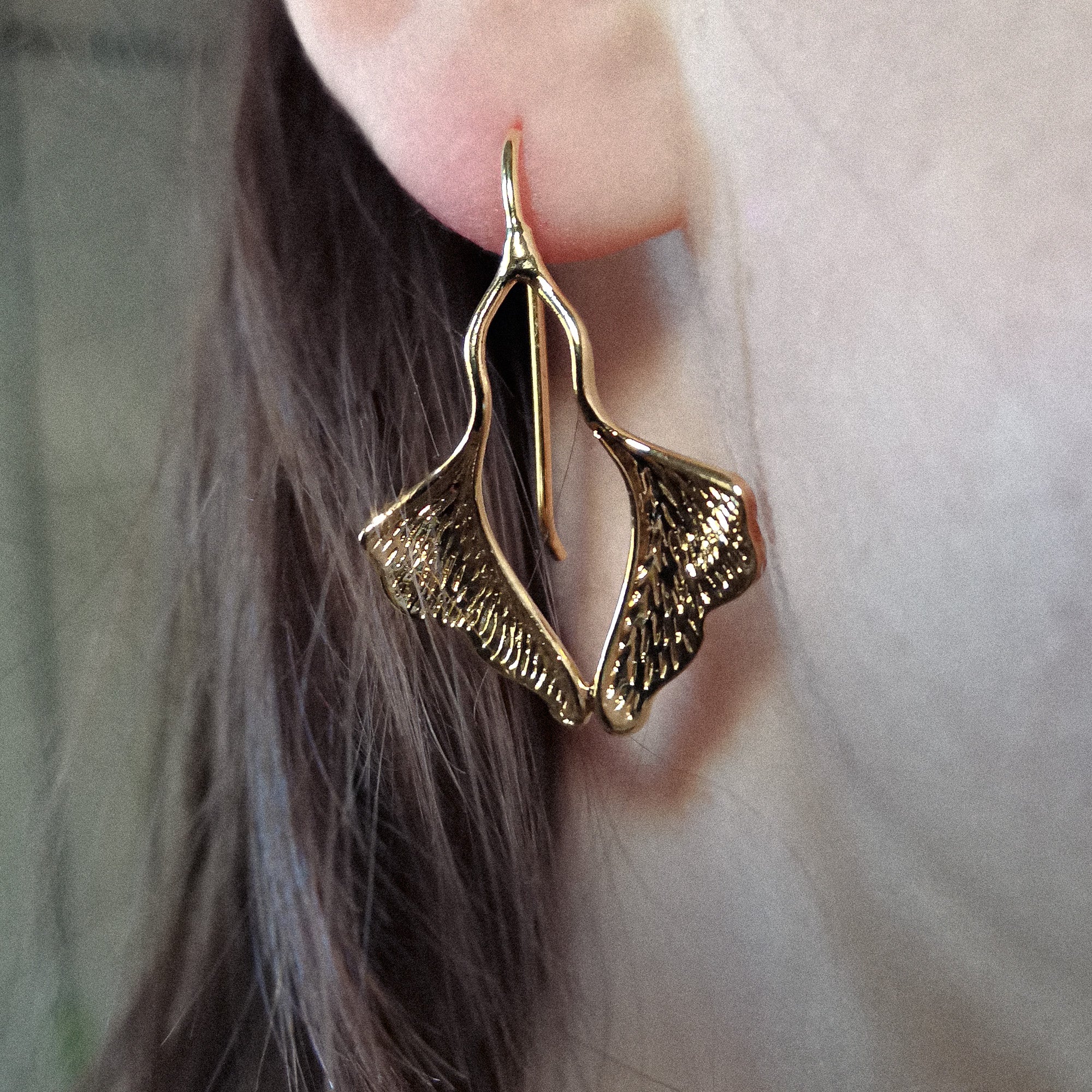 Boucles d'Oreilles Petit Ginkgo Dorées – Image 5