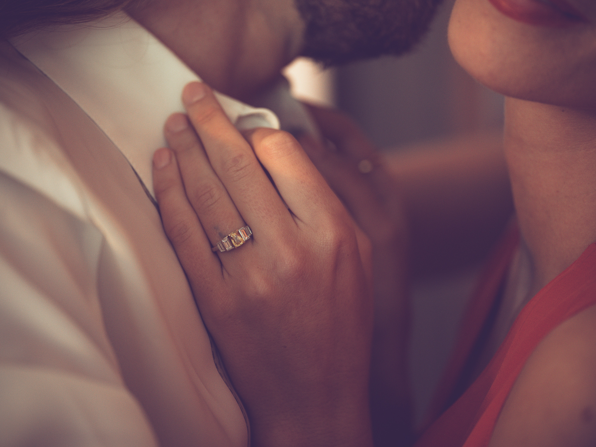 Bague or blanc, saphir jaune et diamants – Oui pour la vie – Image 3