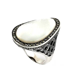 Grosse bague cabochon en nacre, argent et marcassites art déco