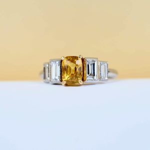 Bague or blanc, saphir jaune et diamants – Oui pour la vie