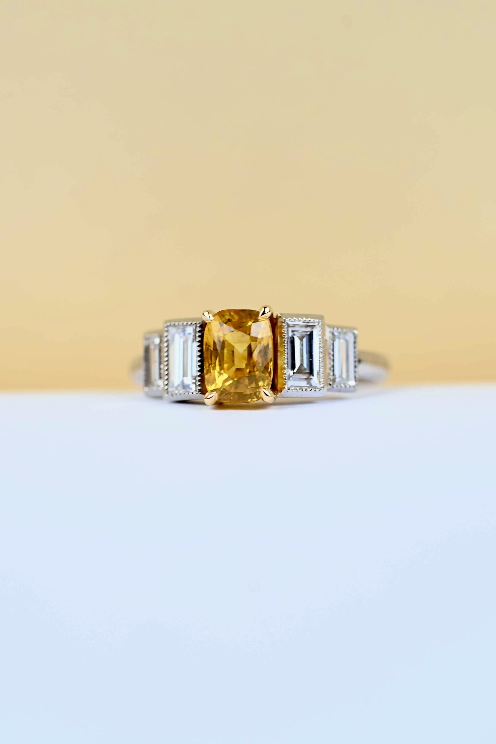 Bague or blanc, saphir jaune et diamants – Oui pour la vie