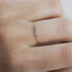 Bague chaine or jaune 18 carats et topaze bleue – Iris